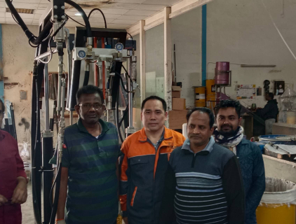 Он теплый групповой фото г -на Ву, специалиста по продажам After - Lijiang Automation Co., Ltd., и клиента Abdullakhamees Glass в Бахрейне, Индия, стал ярким изображением тесного сотрудничества между двумя сторонами. Во время этого после - продажи, работа,