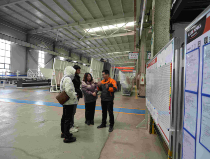 Он теплый групповой фото г -на Ву, специалиста по продажам After - Lijiang Automation Co., Ltd., и клиента Abdullakhamees Glass в Бахрейне, Индия, стал ярким изображением тесного сотрудничества между двумя сторонами. Во время этого после - продажи, работа,